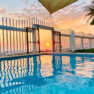 Piscina de villa frente al mar en El Salvador con vista al océano